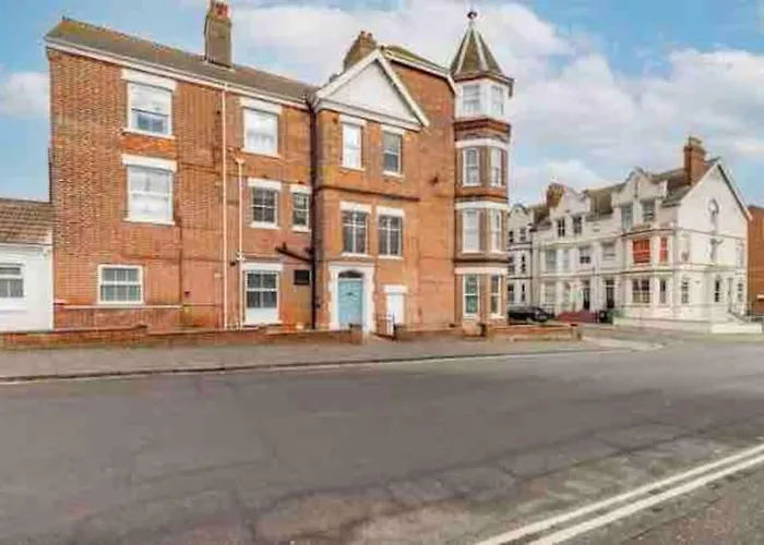 No.18 - Ground Floor Apartment Close To The Beach