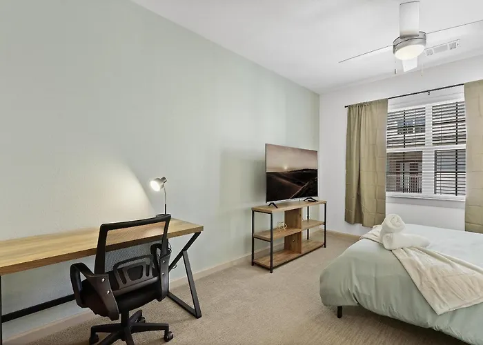 Luxe 3B/2B Getaway - Pool, Gym, Parking, Pet Wash