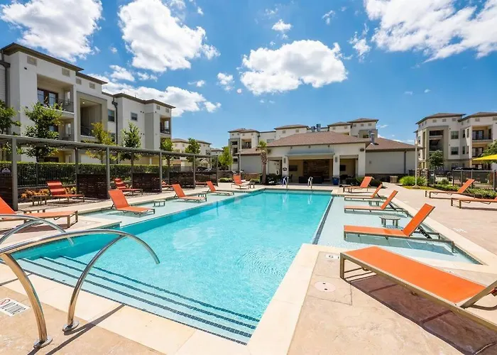 Luxe 2B/2B Getaway - Pool, Gym, Garage, Pet Wash