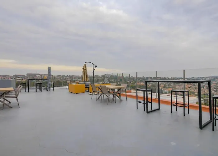 Oasis De Luxe--Serviced Studio Apartment