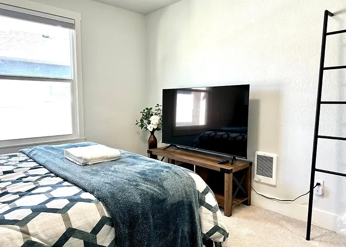 Tacoma 2 Bedrooms 1 Baths Sleep 5 With Compact Kitchen