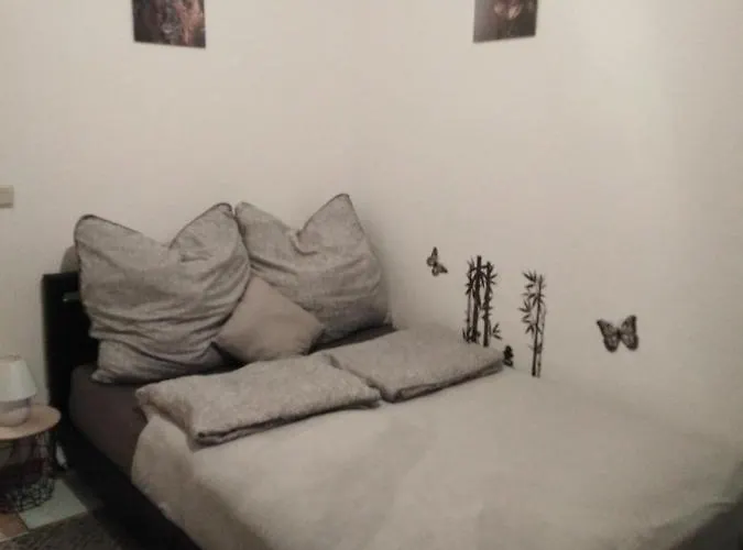 Schoene Studiowohnung, Renoviert, Zentrale Lage