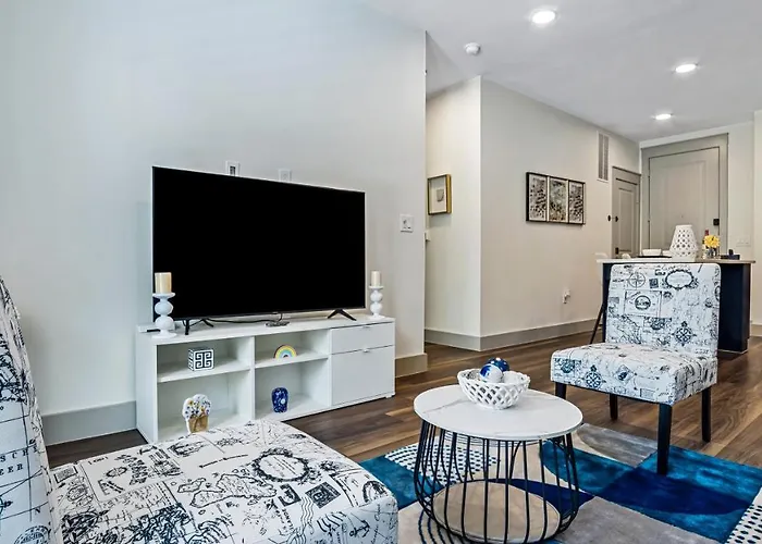 Cozy Retreat-Free Reserved Parking-Pool