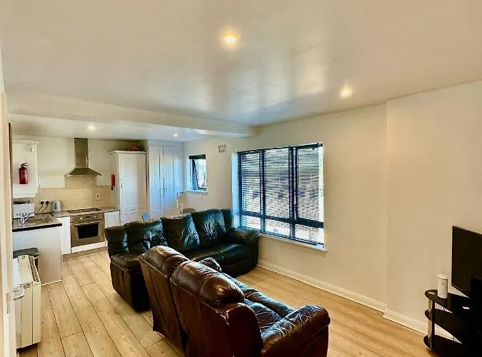 Overlooking City Centre Apt