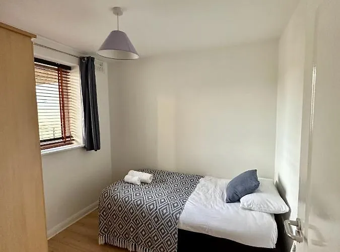 Overlooking City Centre Apt