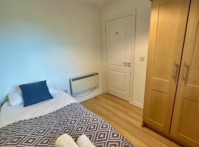 Overlooking City Centre Apt