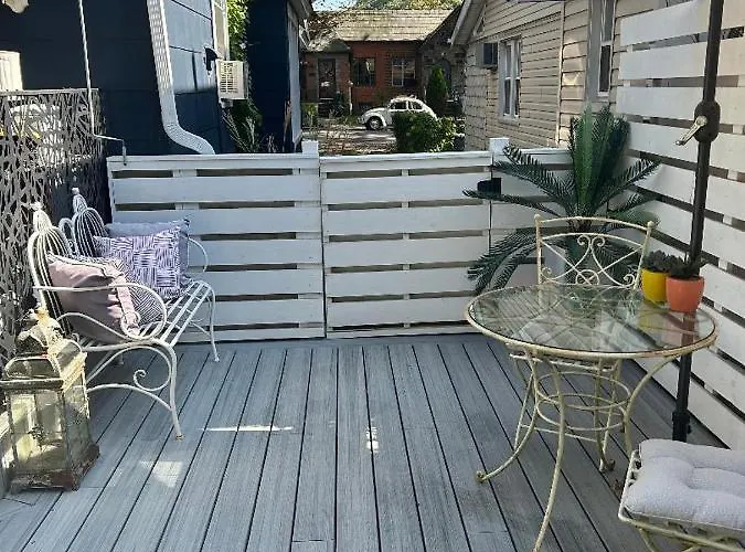 Adorable 1 Bedroom Cottage