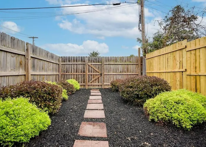 Cozy Retreat In Downtown Lancaster With Backyard Patio