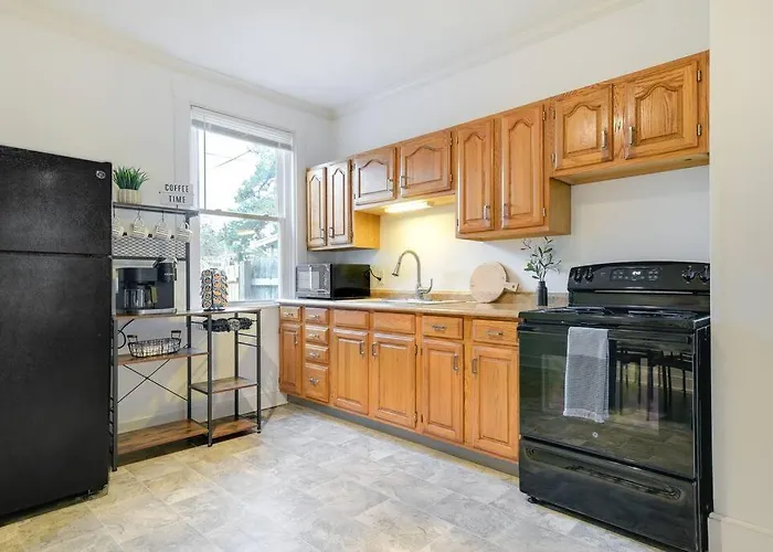 Cozy Retreat In Downtown Lancaster With Backyard Patio