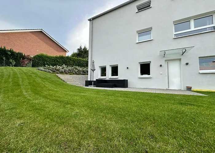 Modernes Apartment Mit Eigener Terrasse & Garten