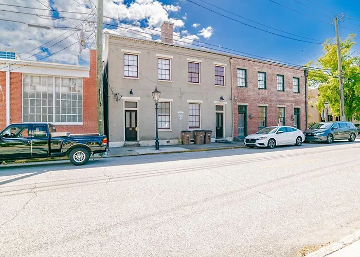 Newly Renovated Downtown Apartment In The Historic District, Quiet Street!