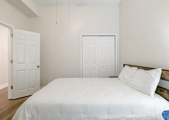 Newly Renovated Downtown Apartment In The Historic District, Quiet Street!