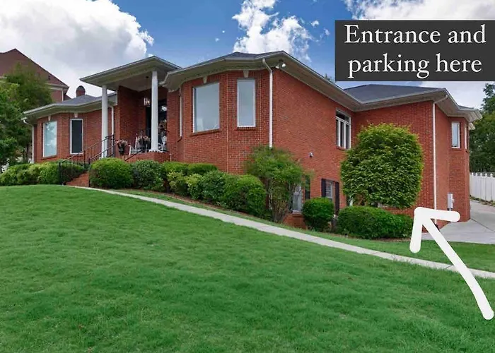 Private Suite In Upscale Neighborhood