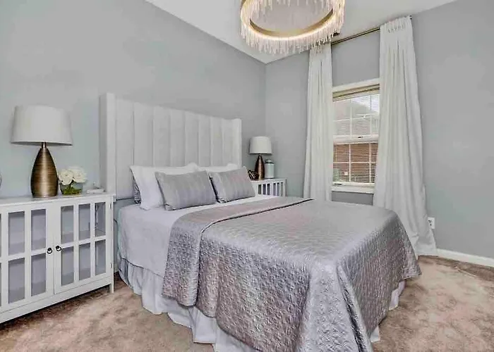 Private Suite In Upscale Neighborhood