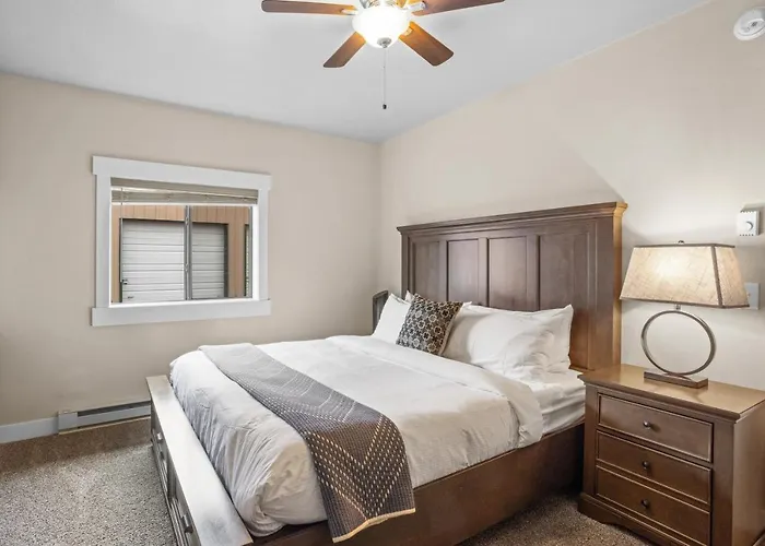 The Yellowstone Hideaway Unit B