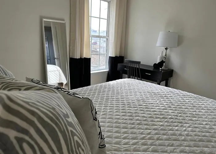 Vine City Home - Duplex - 3 Mins From Gwcc & Mercedes- Benz Stadium