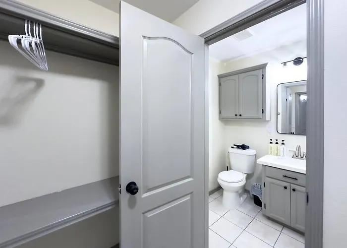 Chic, Quiet 2Br 2Ba Near Shops & Restos!