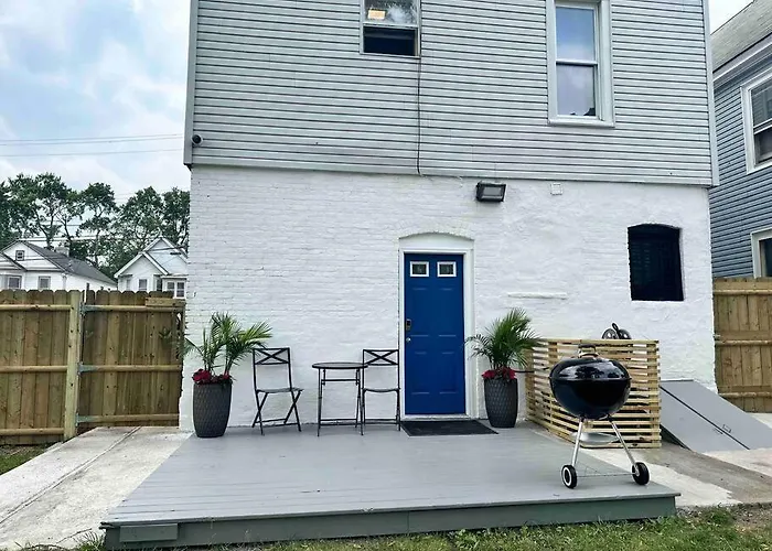 Two Bedrooms With Parking & Washer/Dryer