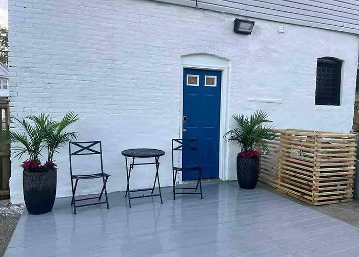 Two Bedrooms With Parking & Washer/Dryer