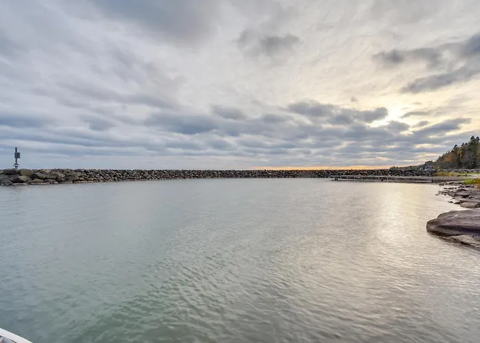 Walk To Mcquade Harbor: Lake Superior Retreat