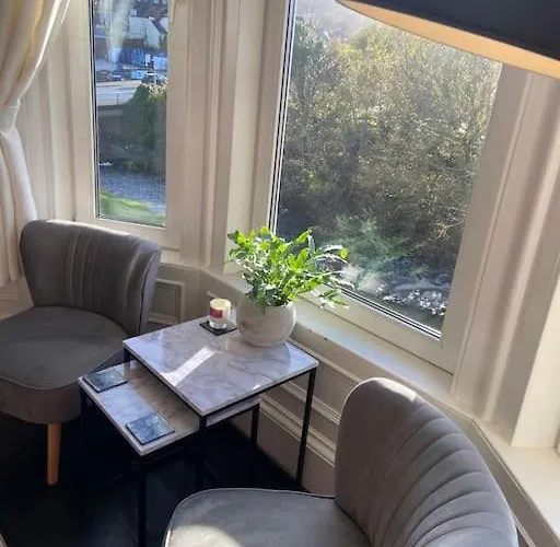 Beautiful Traditional Top Floor Flat In The Center Of Largs