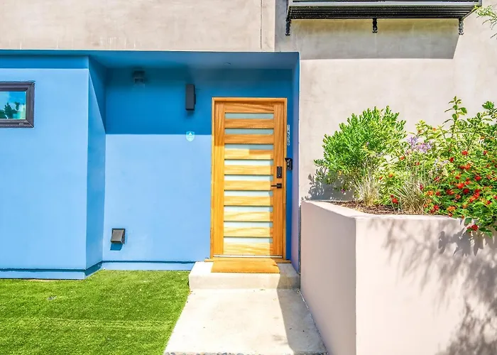 Stylish Sherman Oaks Townhouse 3Bed + 3.5Bath All Master Suites