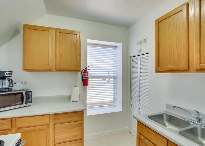 1 Block To Town! Convenient Logan Apartment