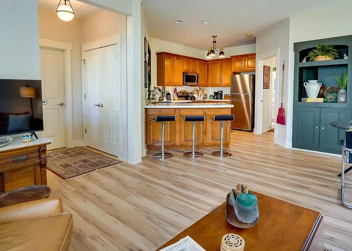 Charming Granville Home W/ Porch - Walk Downtown!