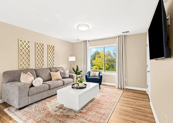 New! Charming Upper Unit In The Heart Of Roseville