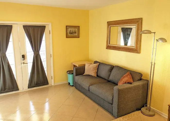 Guesthouse W/ Private Access And Patio