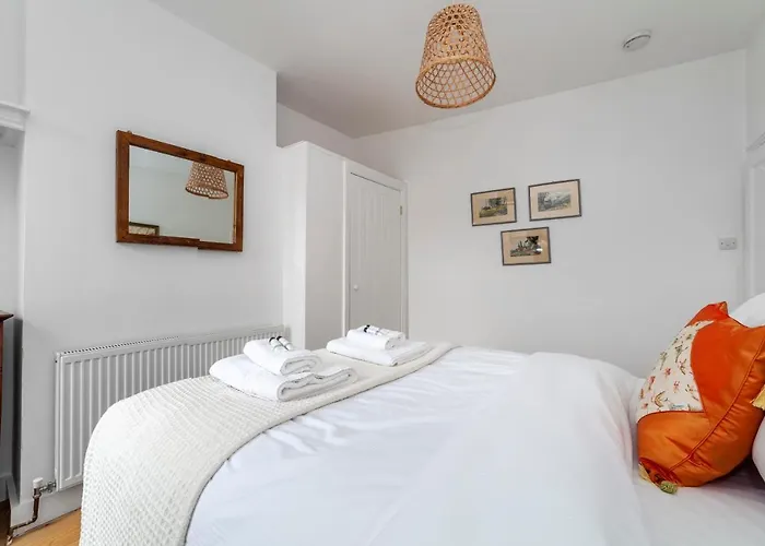 Stylish 3 Bdr Apartment Wfree Parking And Garden