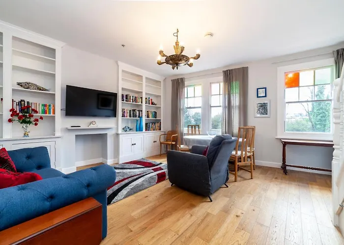 Stylish 3 Bdr Apartment Wfree Parking And Garden