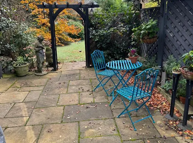 Thistle Lodge - Quiet Garden Lodge With Off Road Parking