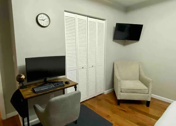 Downtown Albany 1 Bed With Workstation On Maiden Lane