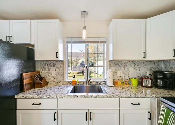 1 Mi To Downtown Salem: Studio W/ Fire Pit Access