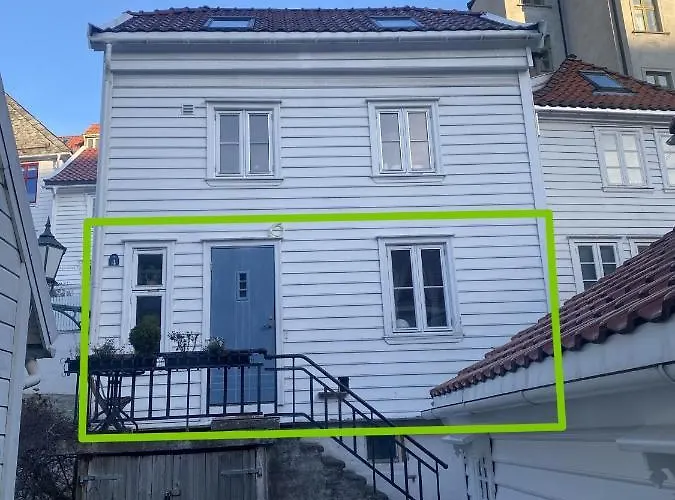 Entire Renovated Apartment From 1780 With Kitchen, Bath, Bedroom, And Living Room In Skuteviken