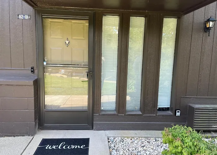 Newly Updated Modern, Spacious, And Cozy Condo- Right On The Lake!