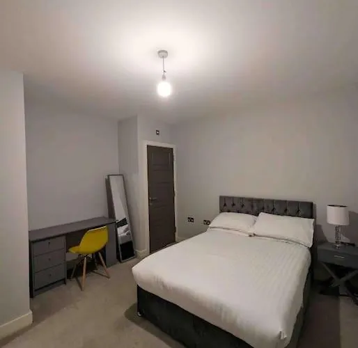 Elegant Central Brentwood Flat