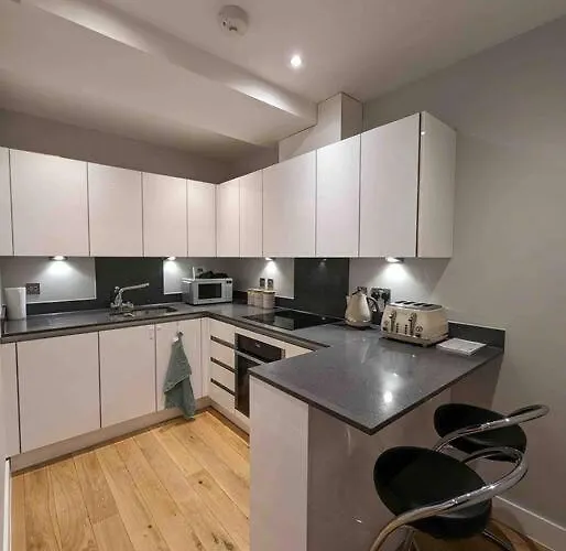 Elegant Central Brentwood Flat