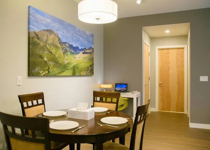 Bright Modern Stylish Condo In Heart Of Downtown