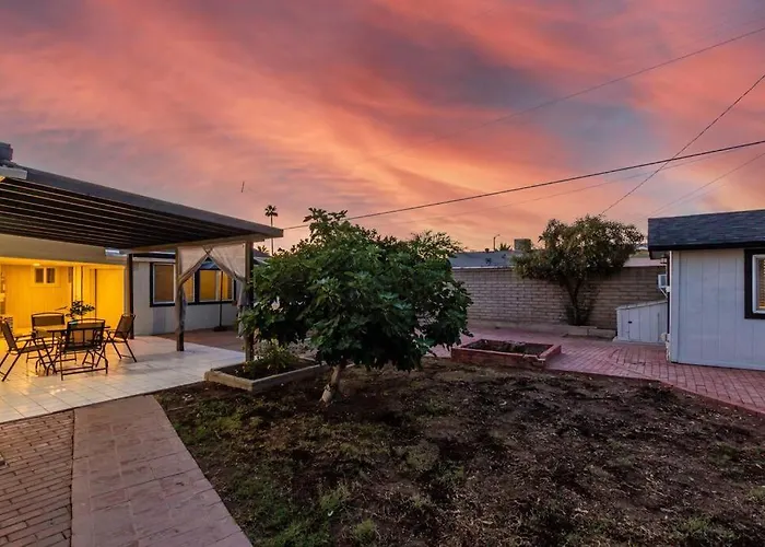 New Midtown Studio With Full Kitchen