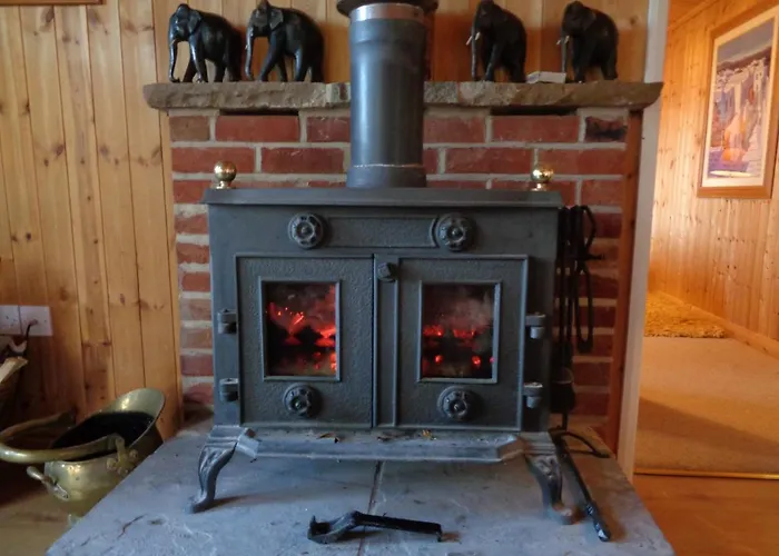Idyllic Log Cabin Near Stratford Upon Avon