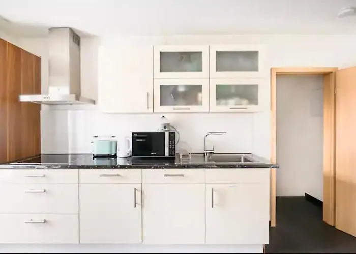 Guenstiges Gruenes Ferienzimmer Mit Separater Moderner Dusche