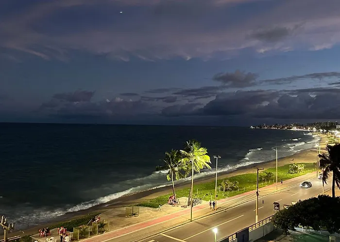 Flat em de Luxo beira mar da grife Ritz suítes com vista ampla para todo o mar da cruz das almas, jatiúca e ponta verde, com toda estrutura de um hotel lindo e arrojado, academia, piscina e muito mais, venha viver essa experiência incrível!