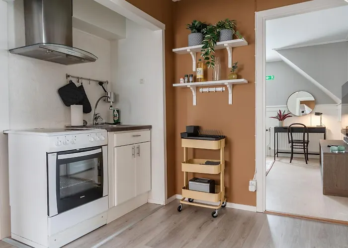 Guestly Homes - 2Br Central Charm