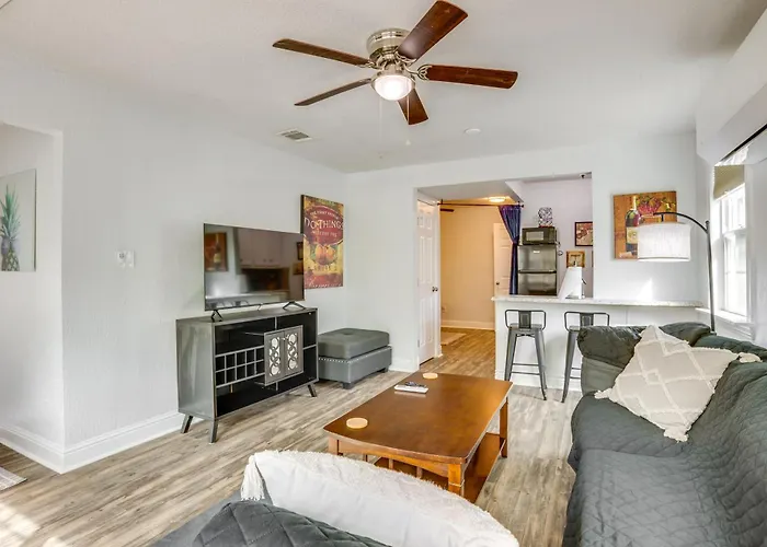 < 1 Mi To Downtown Conroe: Charming Apartment