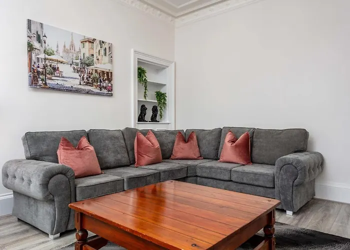 Cuthbert House - Donnini Apartments