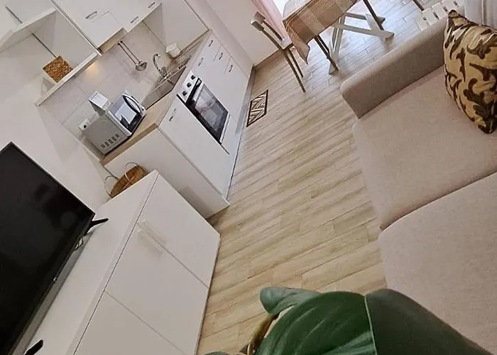 SUITE BLANC APARTMENTS - Monolocali indipendenti con cucina e bagno privato - Check-in e check-out con codice in autonomia h24 - Terrazza in comune NECESSARIO AVERE WATHSAPP O APP DI MESSAGGISTICA ISTANTANEA PER FOTO E VIDEO