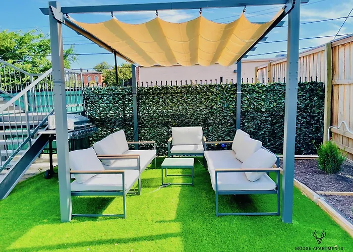 Modern Luxe Loft With Free Parking And Super Fast Wifi