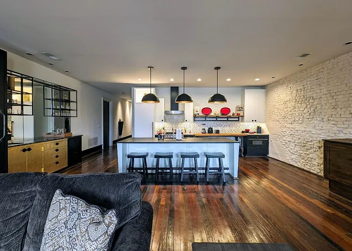 Cherry Street Luxury Apartment